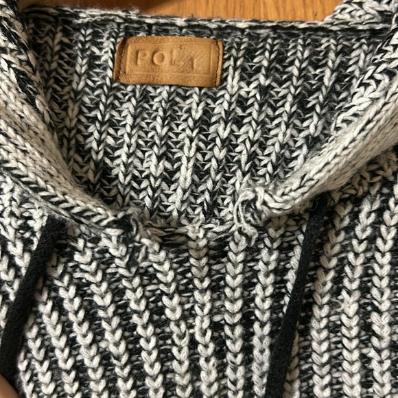 ❄️POL hooded sweater❄️ - Picture 3 of 5